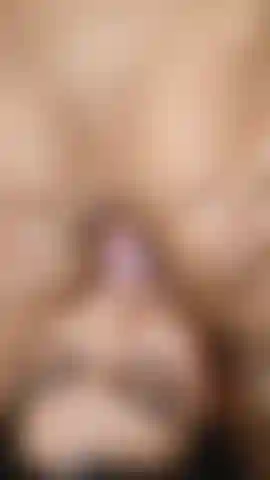 Zoe mi dà una bella scopata con la sua lunga lingua.