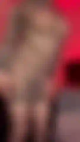 Con un vestito sexy e trasparente.