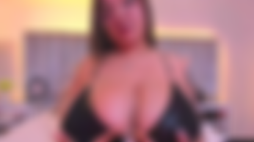 Vuoi vedere come le mie grandi tette scopano il tuo cazzo nero.