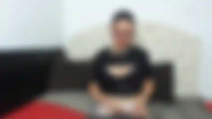 Bocca e gambe aperte.