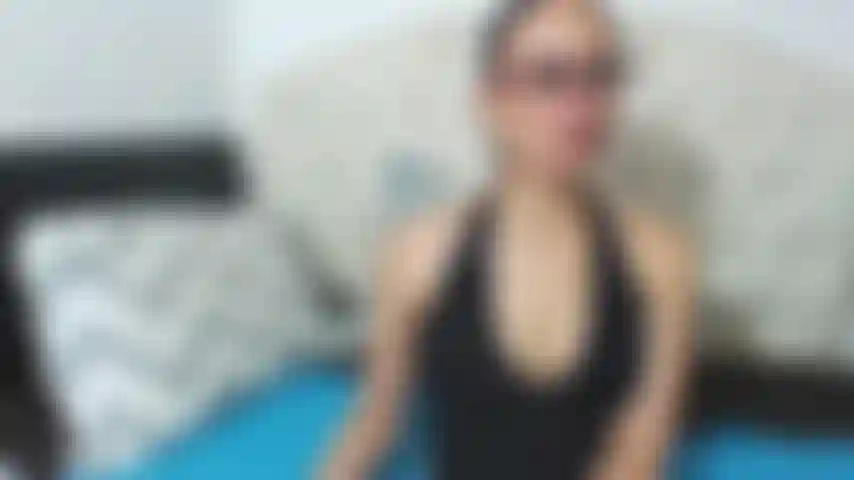 Un pompino e un grosso dildo.