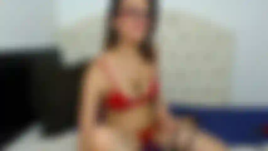 Lingerie rossa e figa cremosa.