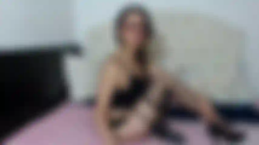 Ho un enorme dildo nella figa.