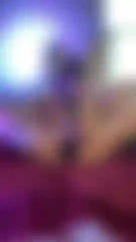 Il squirt zuccherino di silky dura 3 minuti di puro, appiccicoso paradiso dolce e il mio clitoride è la ciliegina sulla torta. Completamente nuda, le gambe spalancate, mentre il mio vibratore wand preferito preme contro il mio clitoride gonfio. Il primo orgasmo arriva in pochi secondi, il secondo mi lascia sensibile e tremante di piacere.... Guardami diventare una troia completamente rincoglionita, che schizza dappertutto sull'asciugamano sotto di me finché non è inzuppato come una glassa. Vedrai ogni fremito e sentirai ogni gemito e lamento. Pronto ad assaggiare il casino? 🤤.