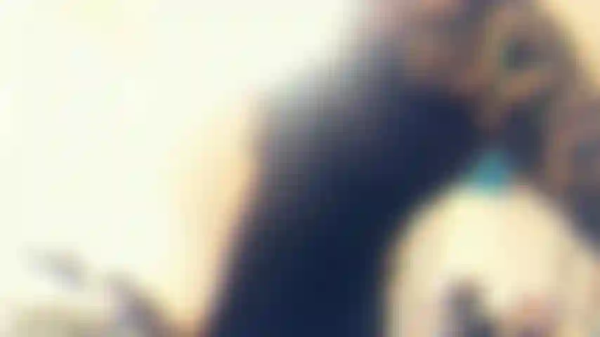 Vestito nero succinto.