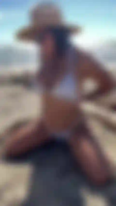 Mi sono spogliata sulla spiaggia di avellanas e c'erano persone che guardavano.