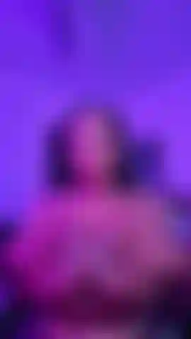 Tette in vista. Rimbalzante, provocante e completamente irresistibile.