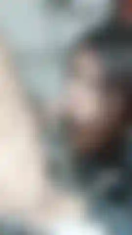 Ero sola nel mio salone di bellezza, ho ordinato del cibo e la mancia per il fattorino è stata che mi ha sparato il suo carico caldo in faccia e in bocca.