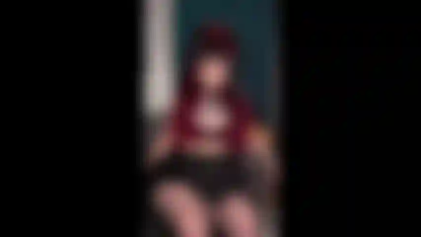 A volte adoro fare la prepotente! Ecco una sexy joi di halloween! Evochi una regina demone cornuta dai capelli rossi e lei non se ne andrà senza la tua essenza! Ora segui le sue istruzioni o te ne pentirai. E quando ti dice di venire, faresti meglio a darle ogni singola goccia.Include stuzzicamento, leggero cbt, joi autoritaria e un po' di prepotenza visto che sei solo uno stupido umano.
