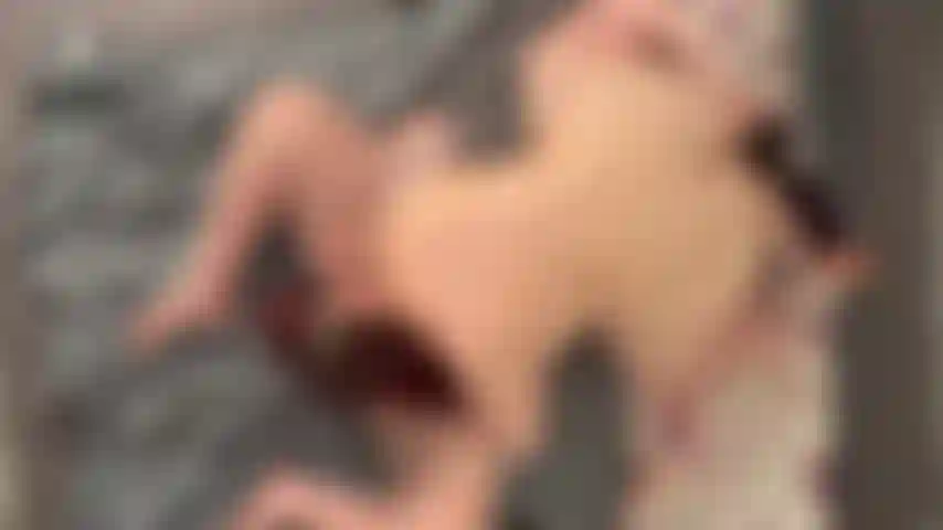 Parte 2 del caldo pomeriggio di piacere con jordy jett. Guarda dall'alto mentre jordy mi ricambia il favore e mi stuzzica con la lingua, le dita e un dildo finché non raggiungo un orgasmo intenso! Così tante posizioni meravigliose per adorare le nostre curve!Questo è filmato dall'alto/punto di vista del soffitto e siamo completamente nude.