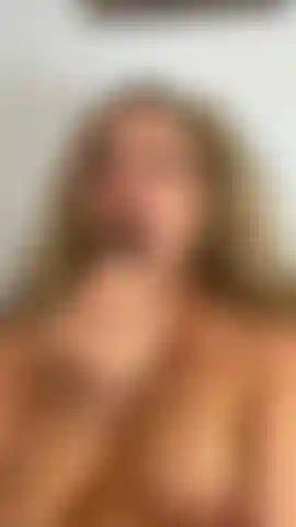 Succhio e gioco con il mio dildo preferito.