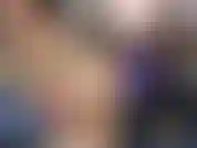 Mi gocciola olio sui piedi, li sfrego l'uno contro l'altro e allargo le dita lasciando che l'olio scorra tra di loro. Nel frattempo mi strofino e mi sditalino un po' la figa.