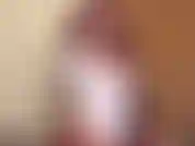 Indosso la gonna della mia scolaretta e gioco con alcuni giocattoli oltre a fare primi piani. Sfrego il clitoride con l'atmosfera di un dolce cupcake.