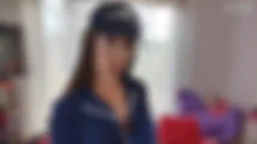 La donna della polizia prende il sopravvento.