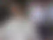 Inizia facilmente con un po' di bava, ma durante il video vedrai come sputi, acqua e persino latte scorrono sul mio viso, sulle labbra e sulle tette della maglietta bagnata... Adoro diventare davvero disordinata quando succhiare un bbc.