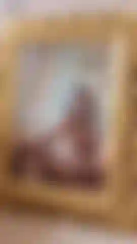 Donna allo specchio.