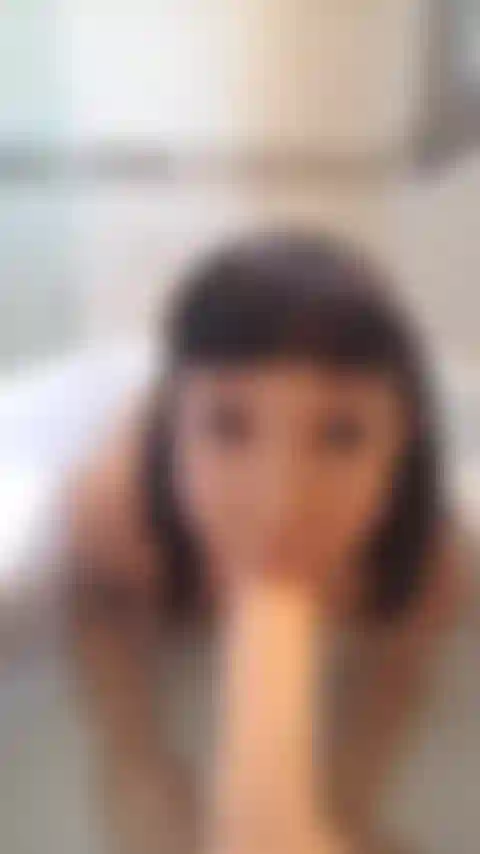 Sega con i piedi nella vasca da bagno.