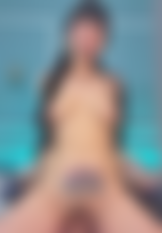 Guardami mentre ti cavalco e le mie tette rimbalzano.