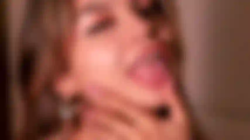 La mia figa gocciola quando sento il tuo controllo fino a venire.