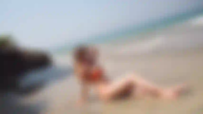 Mi sto facendo le linee abbronzate sexy.