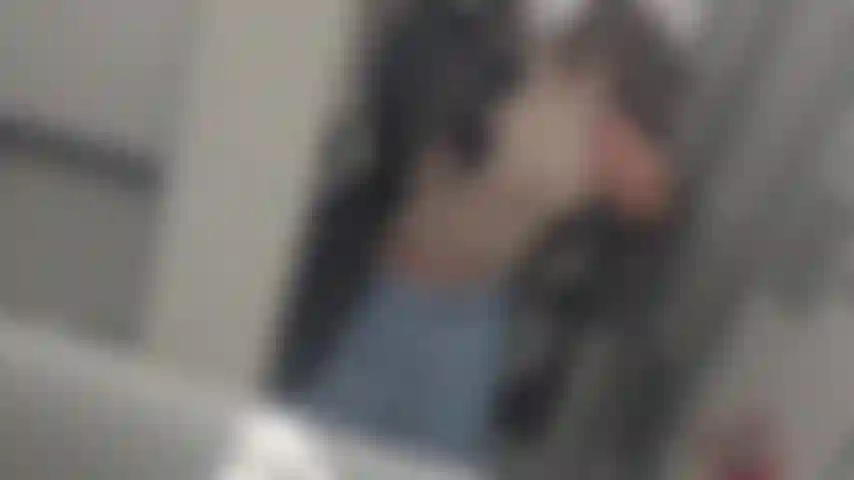 In topless sull'aereo.