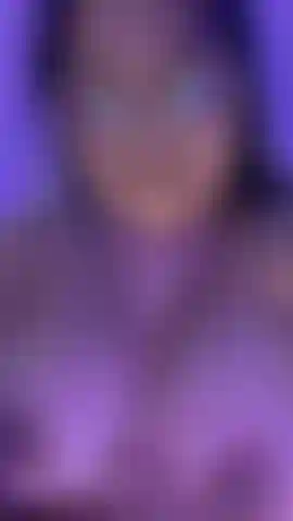 La figa molto bagnata e completamente nuda, una ragazza con grandi tette.