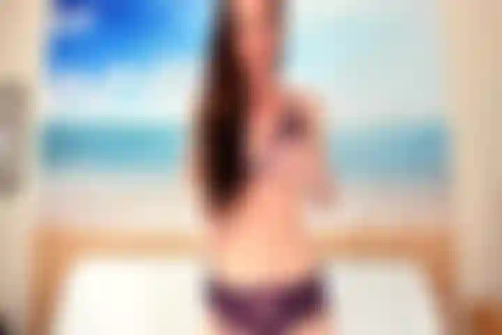 Sofie gioca con i suoi buchi e li riempie con i suoi giocattoli!