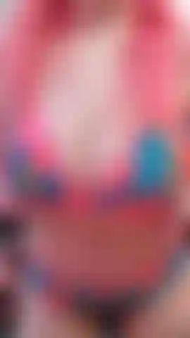 Una pornostar che scuote le sue enormi tette.