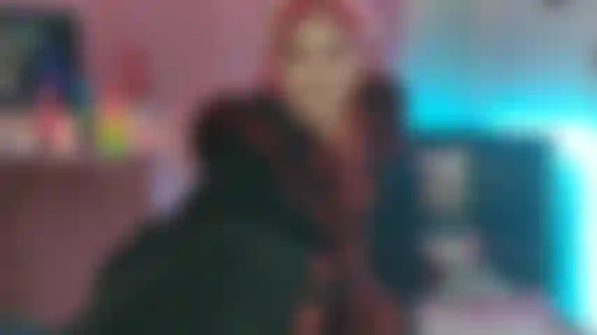 Una pornostar rossa che si scopa bene la figa con il mio drago cattivo.