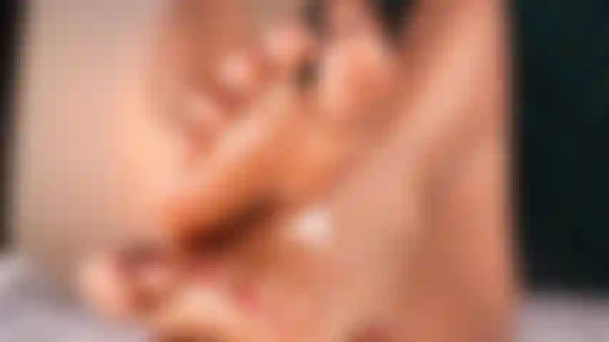 Olio lucido che scivola lungo i miei archi, le piante dei piedi che stringono il tuo cazzo sodo e pompano lentamente. Ogni scivolata rende il tuo cazzo più caldo e più duro, mmm guardalo colare per i miei piedi.