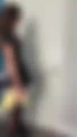 Lo scenario del padrone e della cameriera. Ti provoco, faccio vedere la mia figa e le mie tette mentre pulisco la tua casa indossando uno succinto vestito da cameriera francese con calze e tacchi.