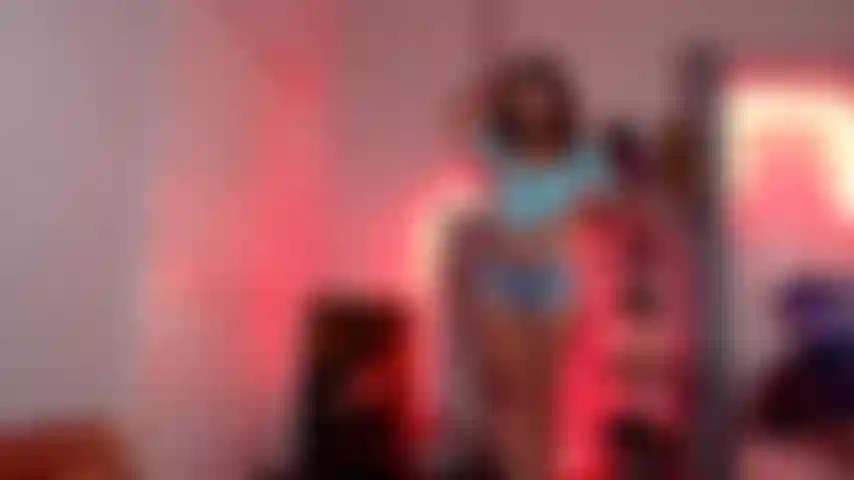 Mangio la mia figa mentre mi strofino il culo con l'olio (coprendomi le tette, la figa e il culo con l'olio).