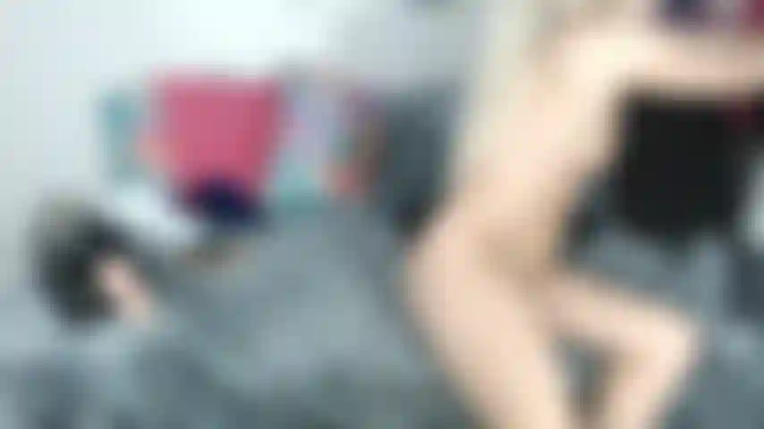 Mi fotto il culo e cerco di scoreggiare.