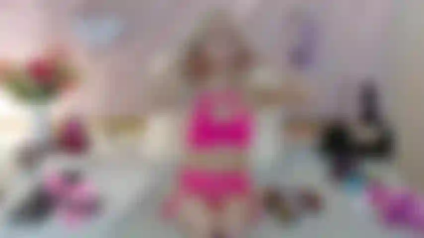 Che scopa sui tacchi - sophia sinclaire si sente sexy indossando solo scarpe aperte - 4k mp4.
