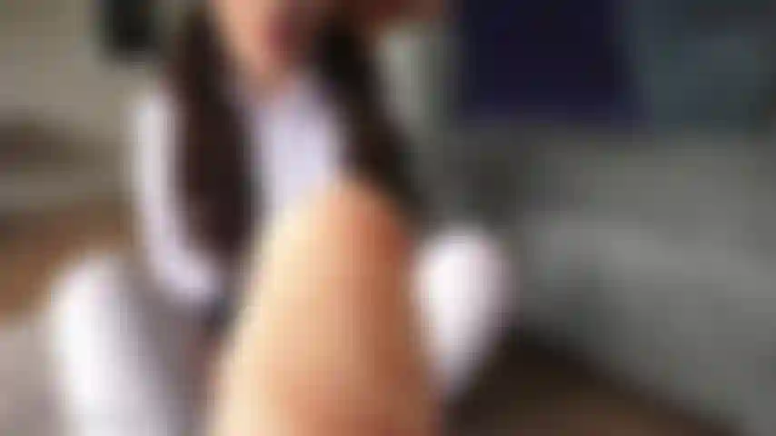 Studentessa universitaria che gioca con le scarpe: devo andare a lezione, ma prima ho bisogno del tuo sperma su tutte le mie dita dei piedi! Hai un po' di succo lì dentro per me? Ti piace come le mie ballerine si sentono contro il tuo cazzo? Ti piacciono i miei piedini minuscoli e le mie ditine, vero? Mi sono così abituata a farti venire su tutte le mie scarpe che non riesco ad uscire di casa senza farlo. Ho un'idea! Ti farò un piccolo show con le scarpe! Ne ho così tante tra cui scegliere. Penso che il modo migliore per decidere quale sia la migliore sia indossarle e premerle contro il tuo cazzo. Ti piacerebbe, vero? Cerca di controllarti fino alla fine dello show.