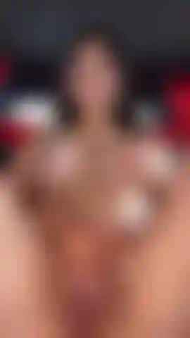 Una ragazza che si scopa la figa bagnata nella sua nuova macchina.