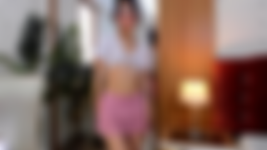 Una giovane latina che fa spogliarello.