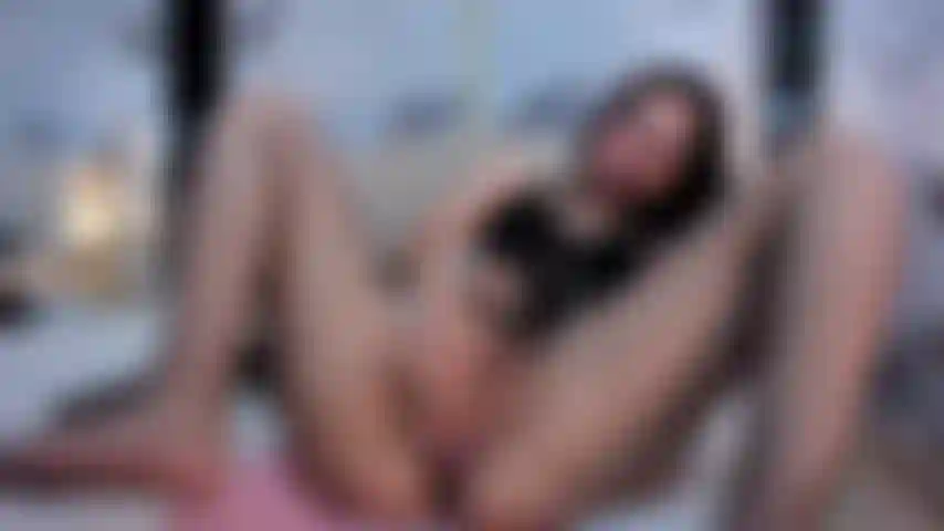 La mia figa è molto bagnata, mi piace giocare con le dita nella figa.