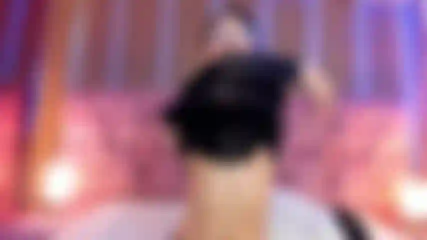 Una ragazza latina che gioca con la figa e ha un orgasmo.