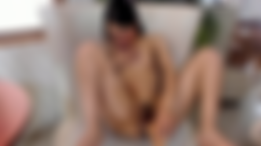 Una latina focosa che si scopa la figa in profondità.