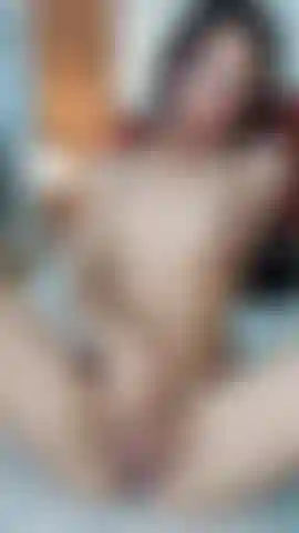 Una ragazza magra che si masturba con le dita strette.