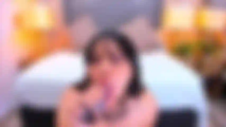 Sophie ti fa un pompino e una sega per te e poi mangia tutto il tuo carico.