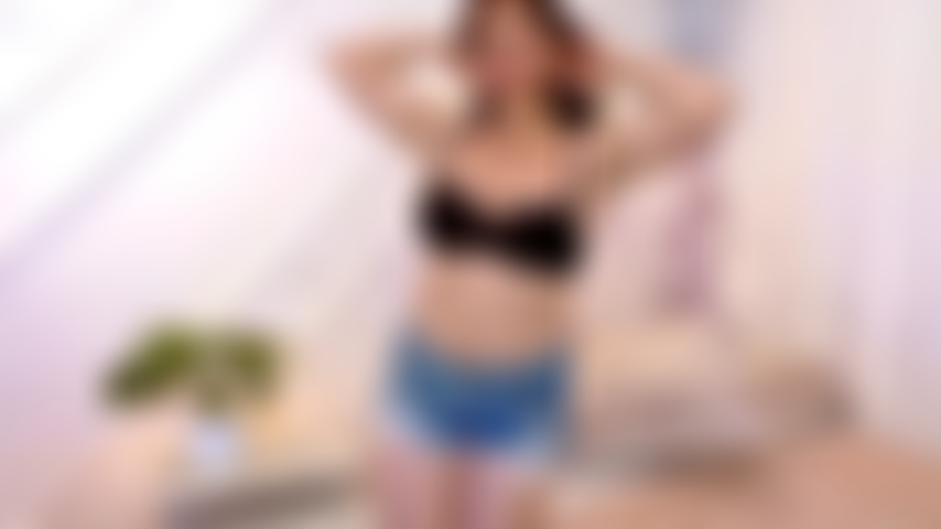 Occupo di spogliarello sensuale e masturbazione a gambe aperte a letto.