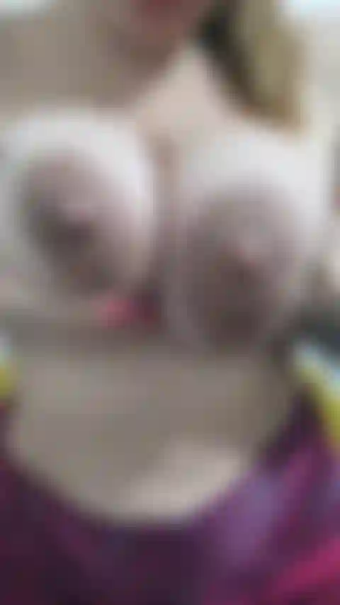 Mungo il latte dalle mie tette a casa.