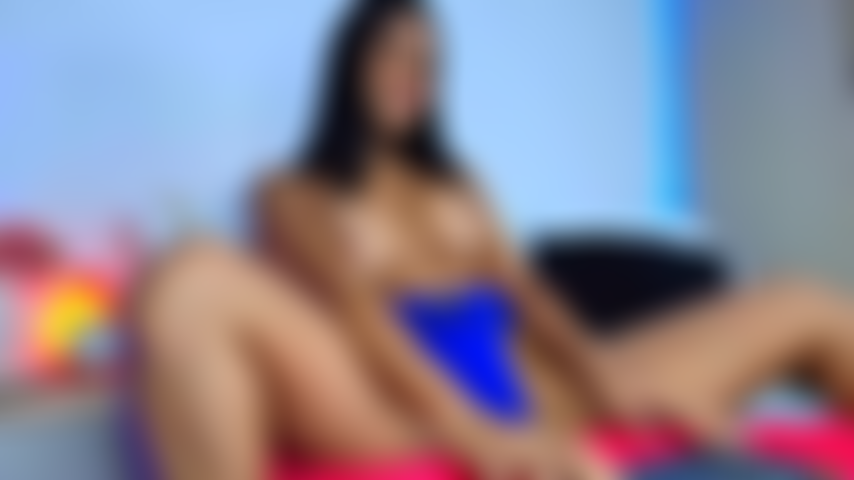 Gioco con la mia figa, la accarezzo e la scoperò con le dita, diventando molto calda e bagnata, fino a quando non schizzo.