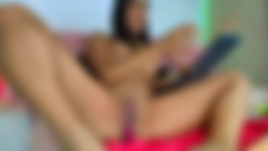 Nuda, che si scopa la figa di lato, mi piace aprire le gambe e scoparmi forte fino in fondo e poi assaggiare il tuo cazzo e scoparmi di nuovo mentre mi bagno molto.