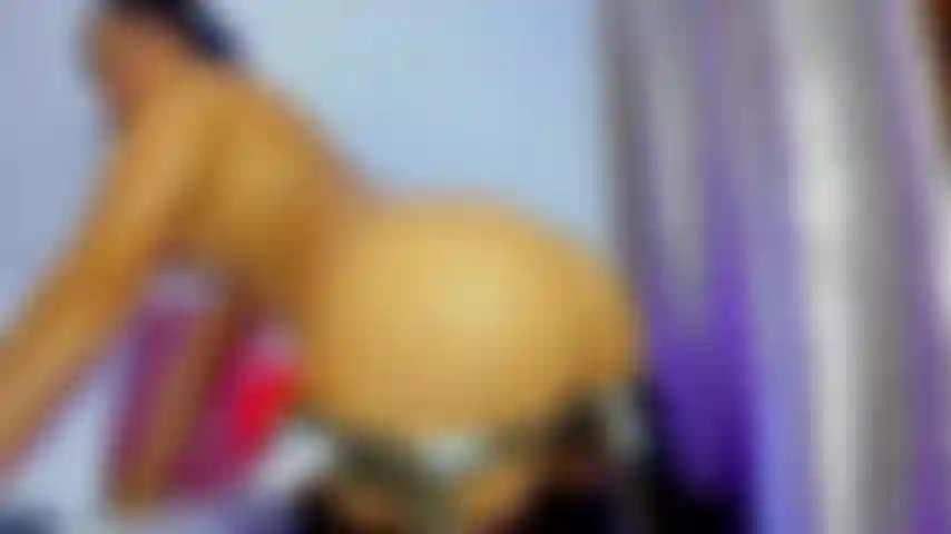 Scuoto il mio delizioso culo nudo e mi do qualche sculacciata mentre ballo.