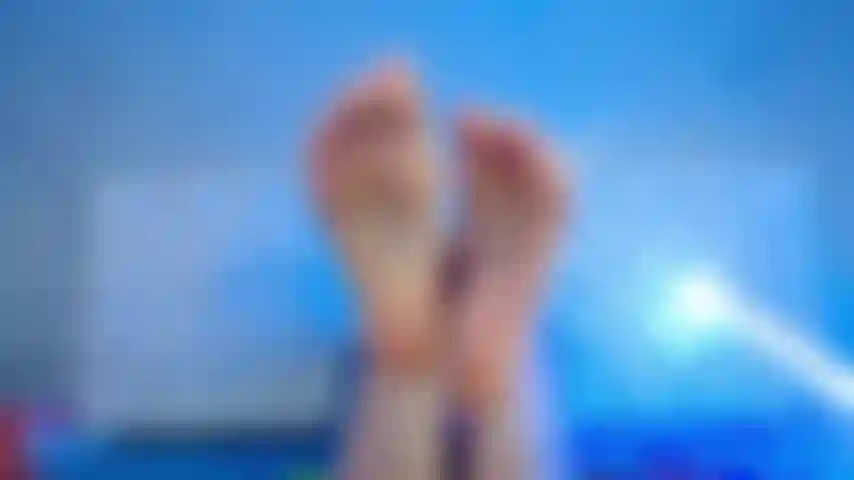 Mostra un footjob.