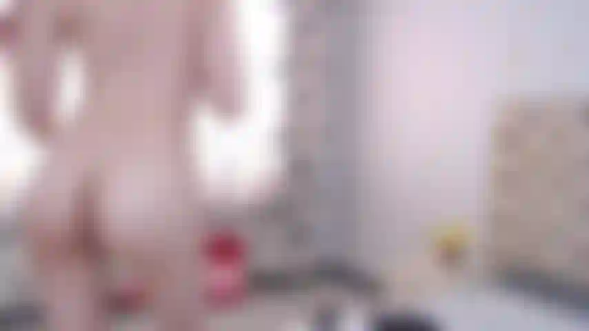 Una ragazza che balla completamente nuda mostrando tutto il suo corpo in modo naturale.