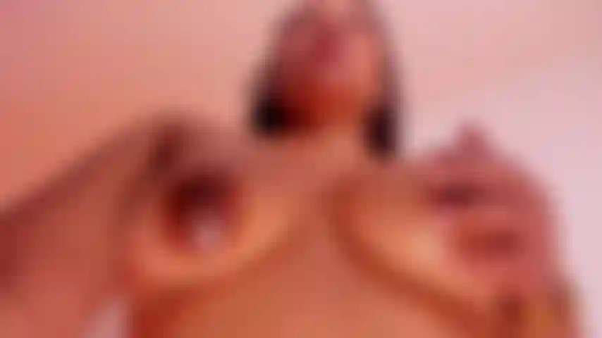 Un po' di ghiaccio sul mio seno.